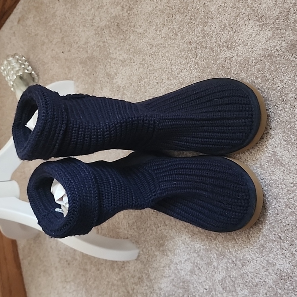 NWOT UGG SIZE 7 KNIT BOOTS